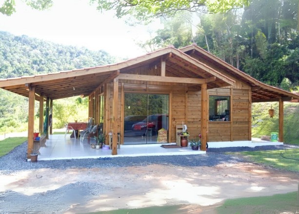 Casa com varanda lateral arejada