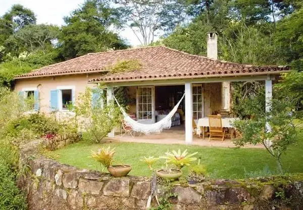 casas com alpendre e telhado simples