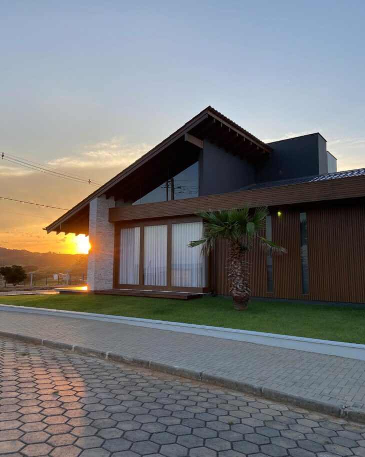 casas de madeira com telhado em A
