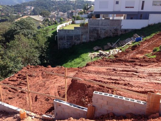 construtora terreno declive