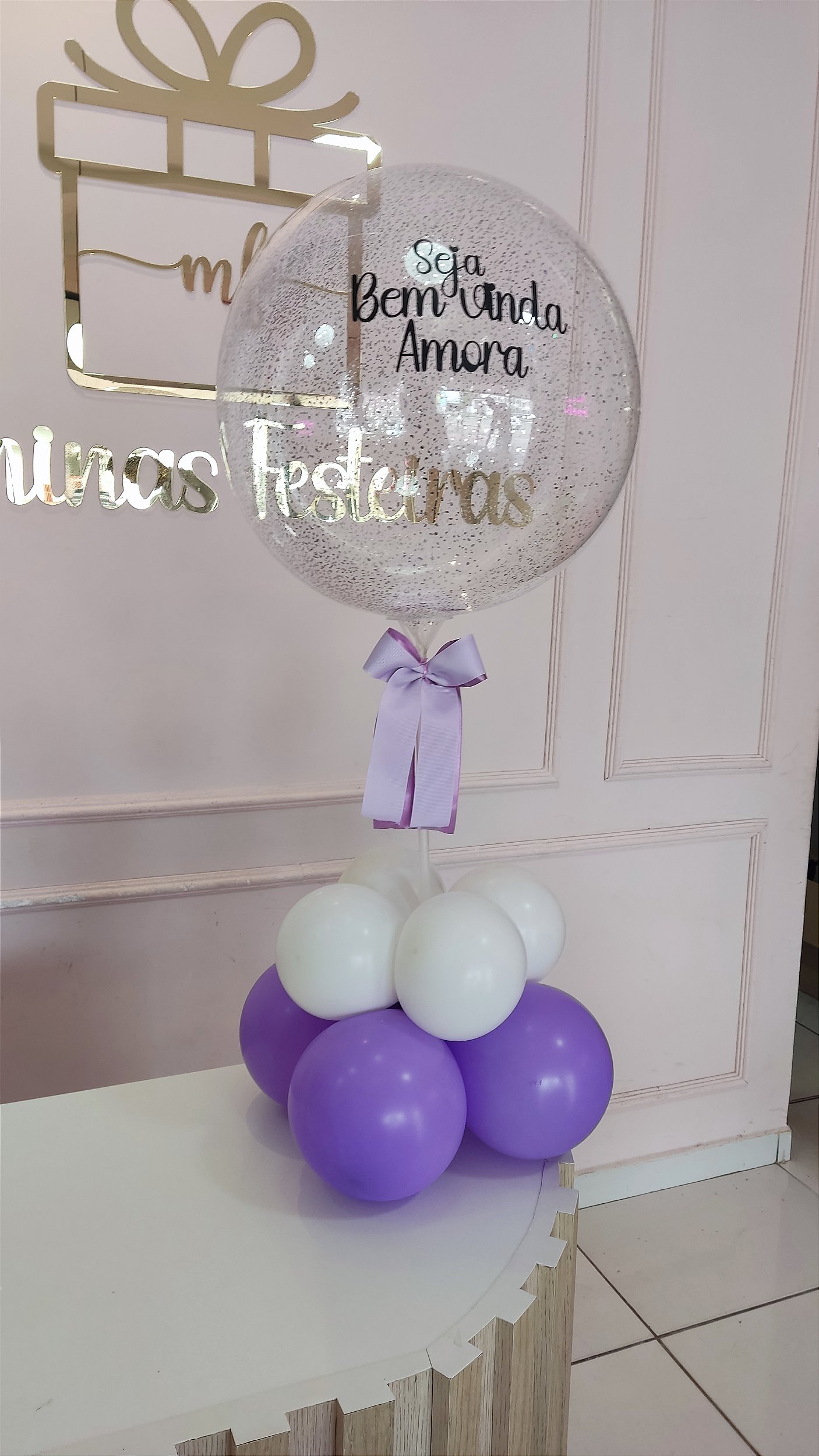 centro de mesa com balão e flores