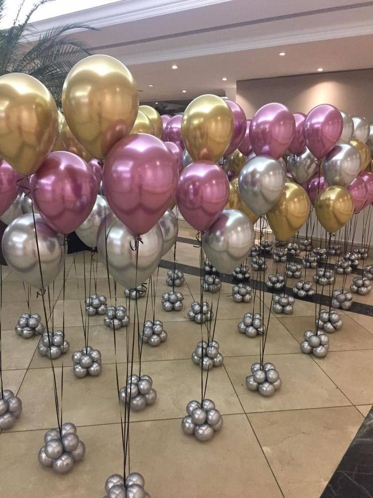 centro de mesa com balão e doces