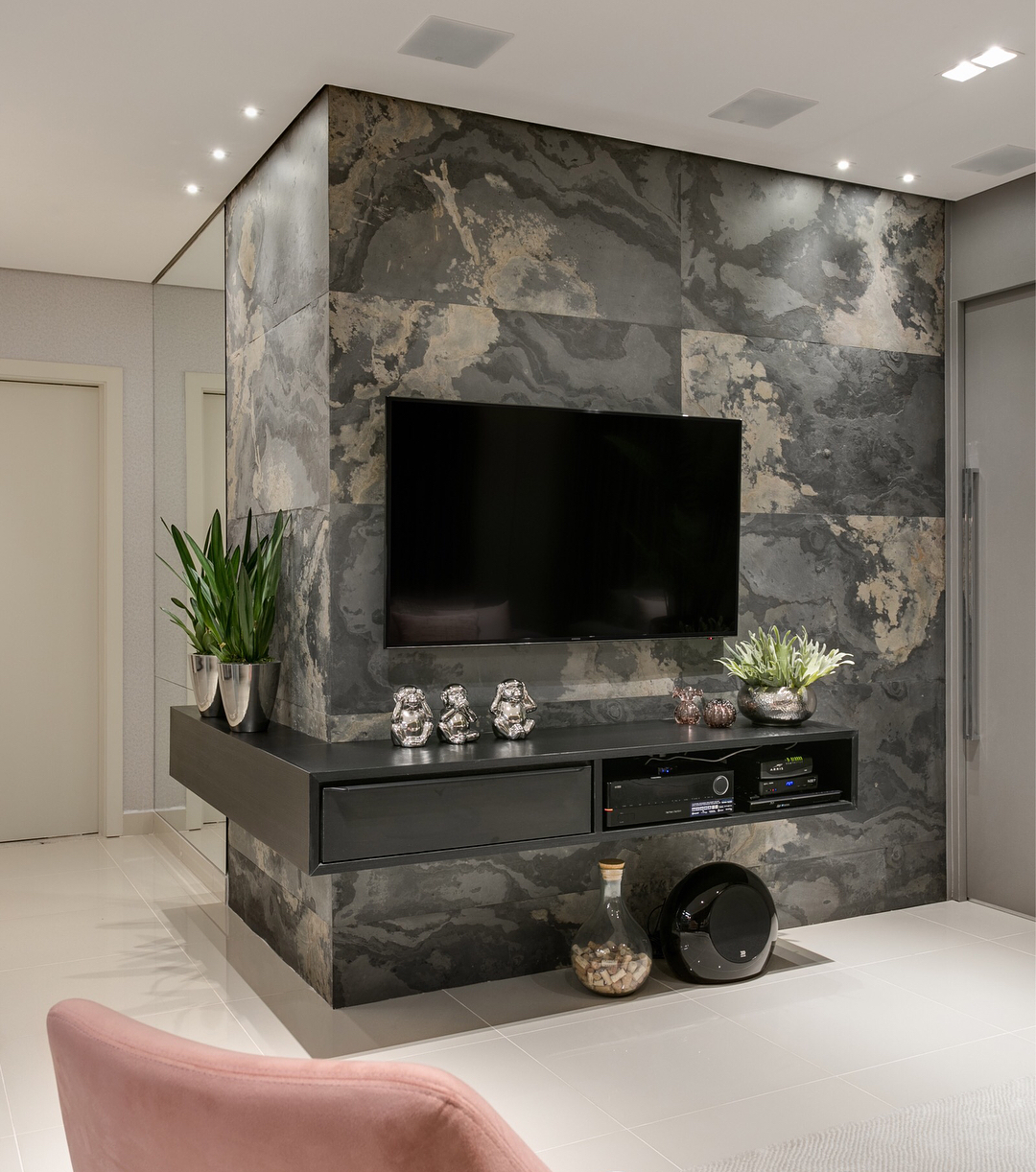 Sala com parede ripada de porcelanato