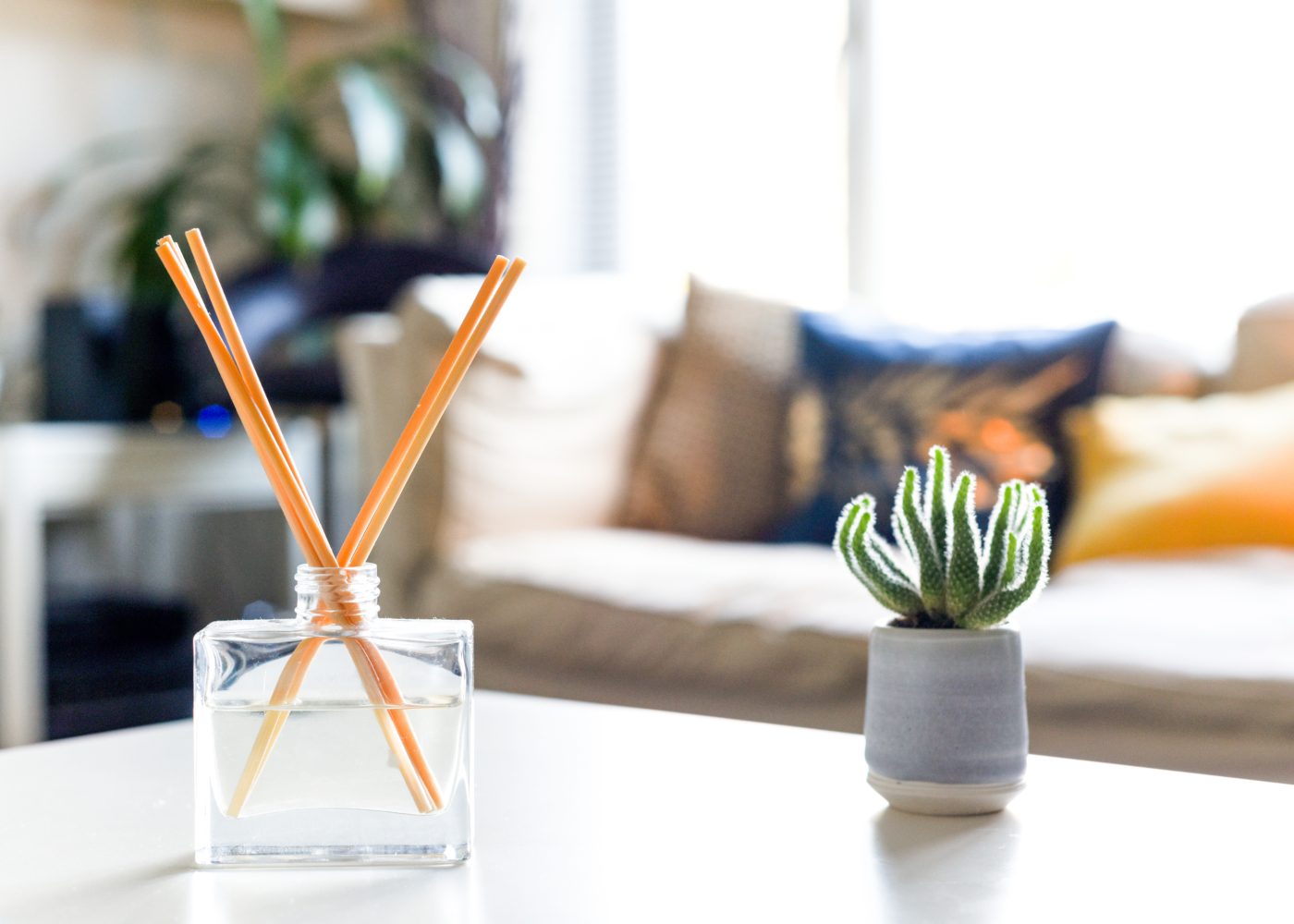aromatizador elétrico vs difusor de varetas qual escolher