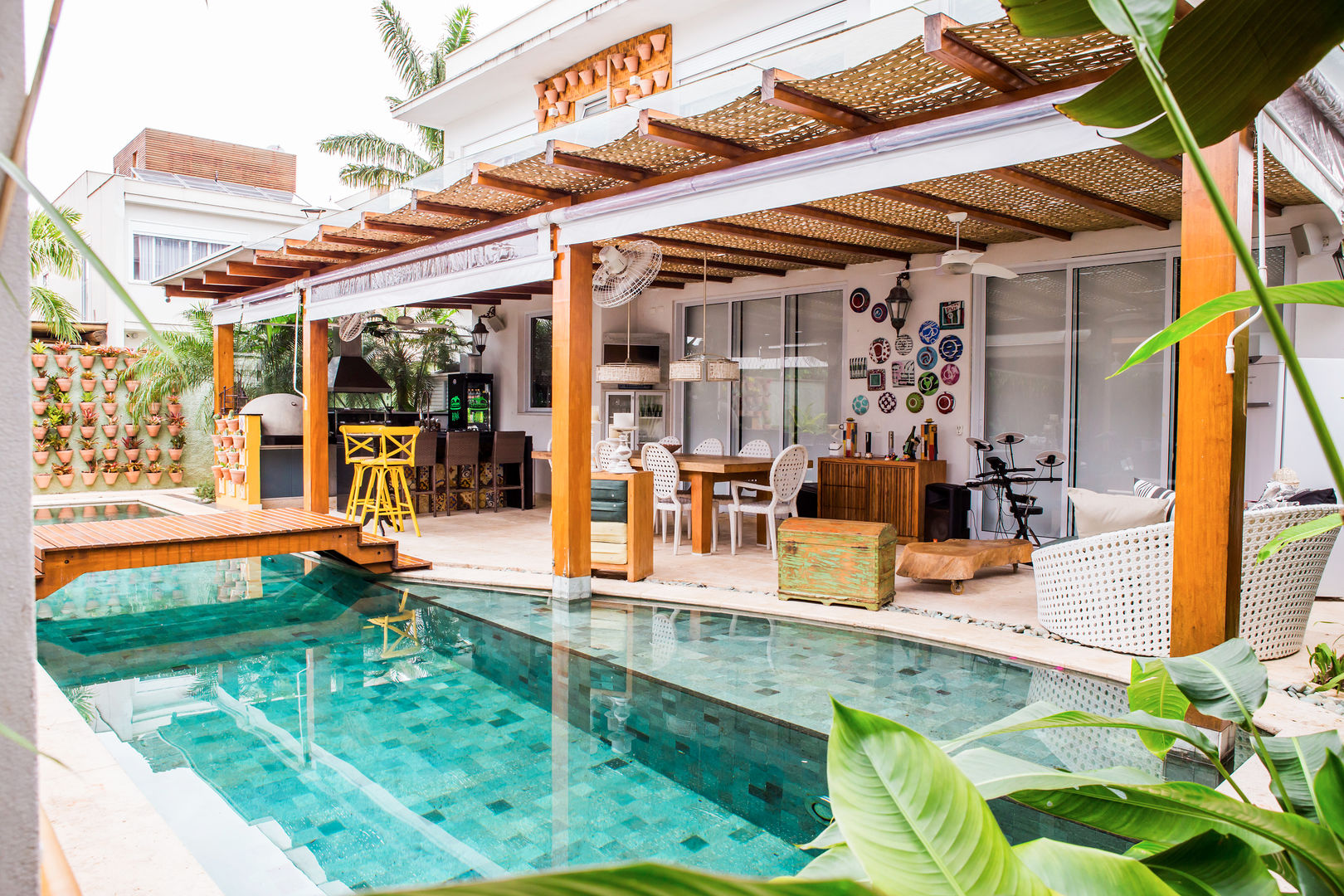 Área gourmet com piscina e churrasqueira moderna