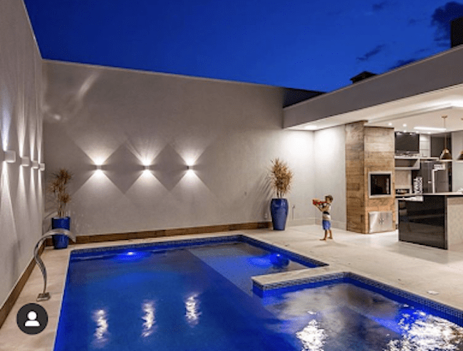 Piscina com deck e churrasqueira