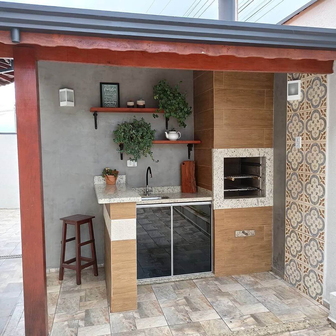 churrasqueira na frente da casa com pergolado