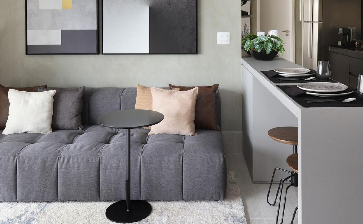 cinza elefante e madeira