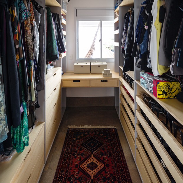 cuidados com roupas em closet sem sol