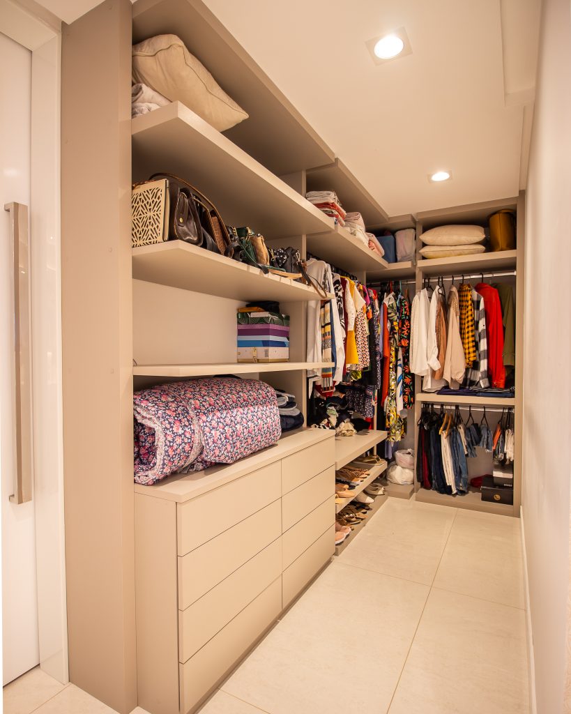 iluminação ideal para closet sem luz natural