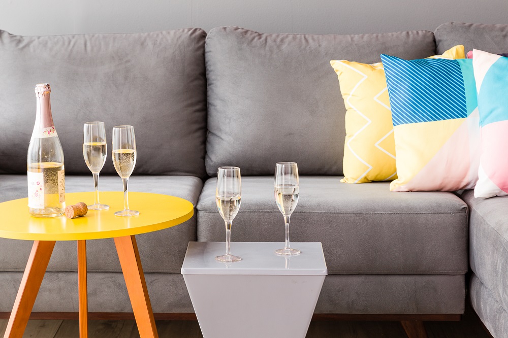 mesa de centro pequena de vidro vs. madeira: qual a melhor?