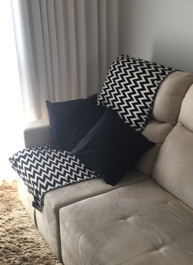 ideias criativas para decorar sofá com manta e almofadas