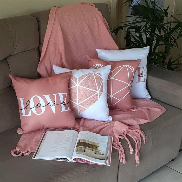 quanto custa decorar sofá com mantas e almofadas