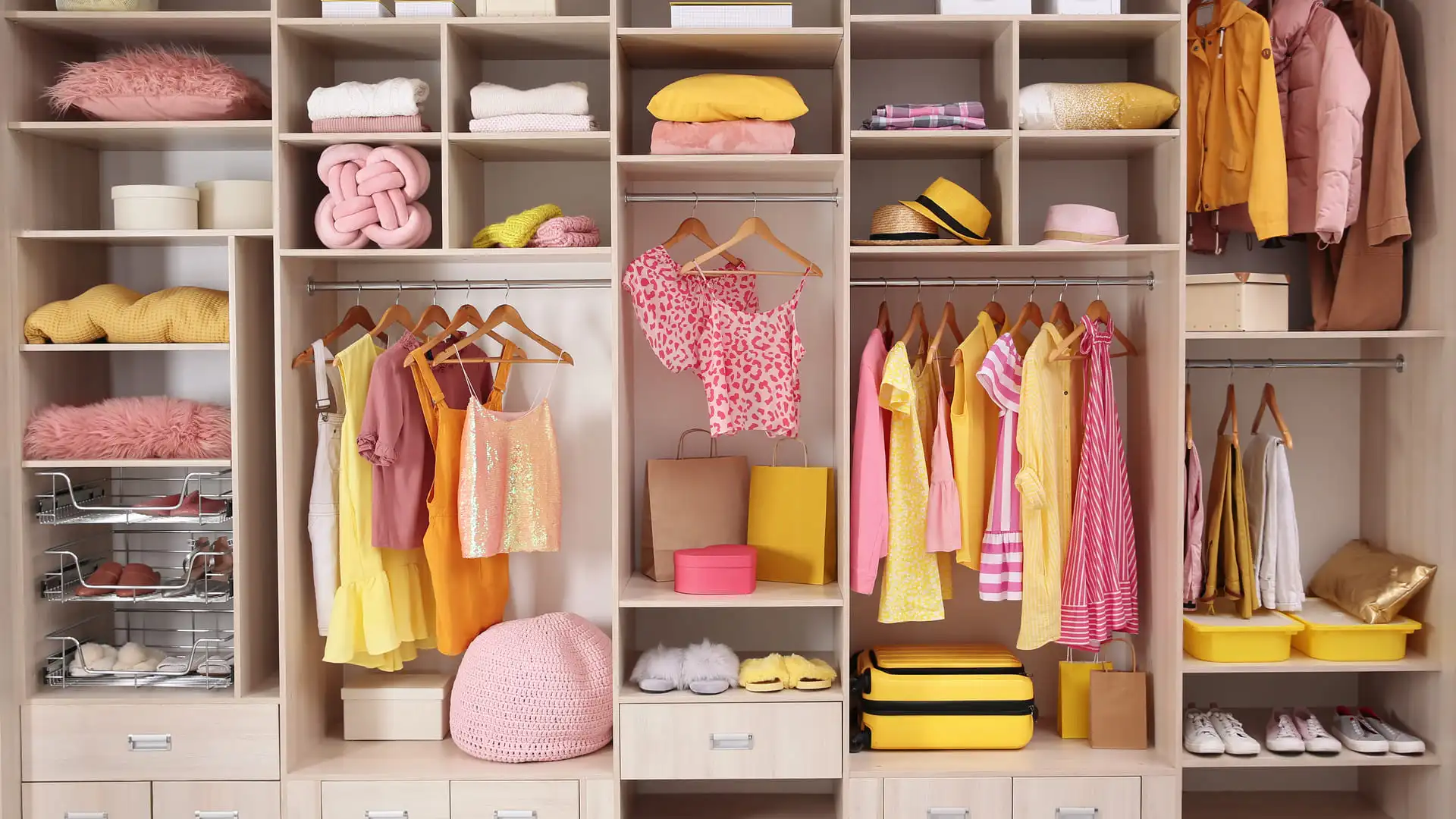 como organizar guarda roupa pequeno