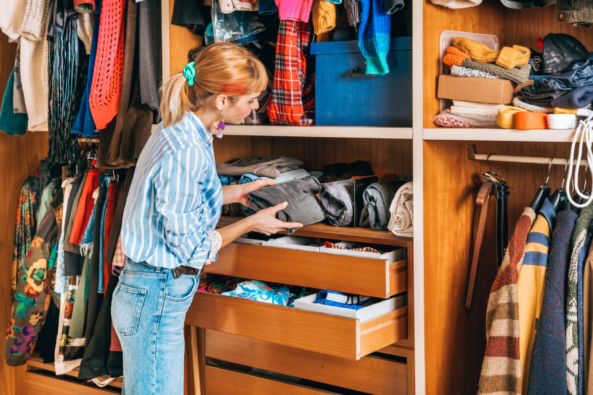 como organizar guarda roupa sem gavetas