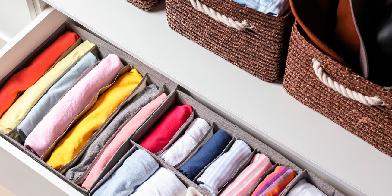 como organizar guarda roupa com poucas prateleiras