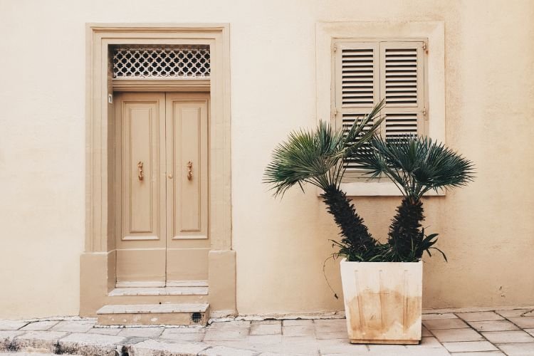 como combinar cortinas bege claro com sofá cinza
