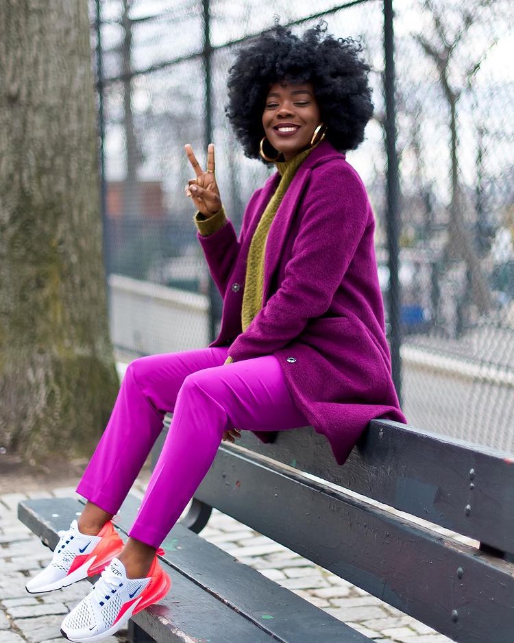 cor que combina com roxo