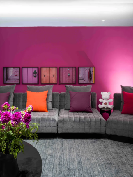 combinação cinza e madeira sala