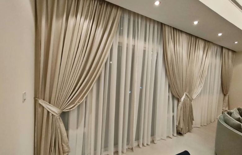 ideias criativas de cortineiro sobreposto para sala de estar