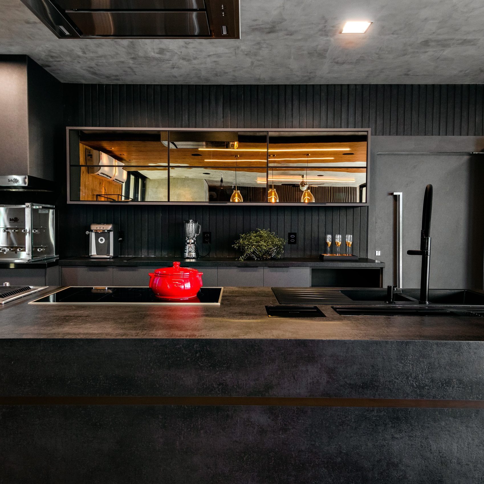 cozinha com decoracao preto e cobre