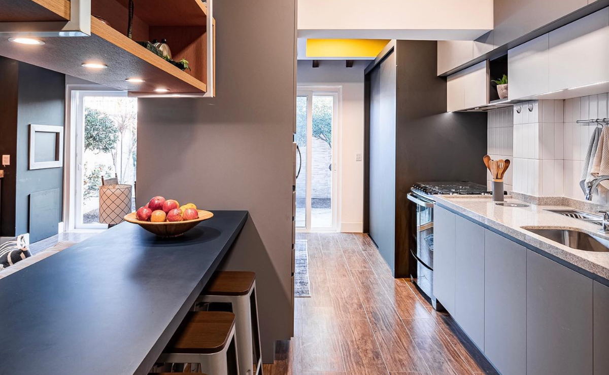 Cozinha com piso amadeirado integrada com sala