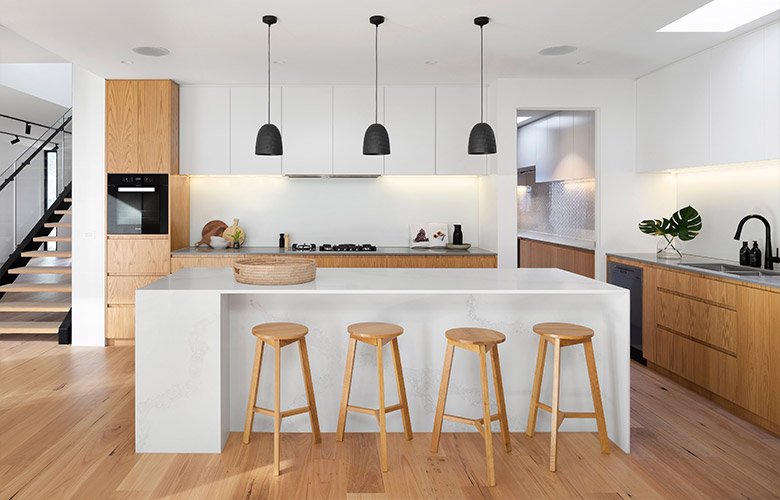 Cozinha com piso amadeirado e armários brancos