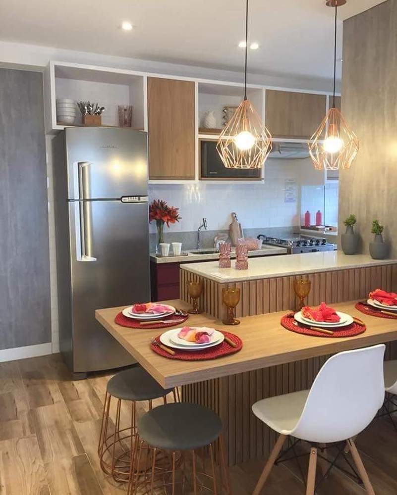 Cozinha com piso amadeirado e armários brancos