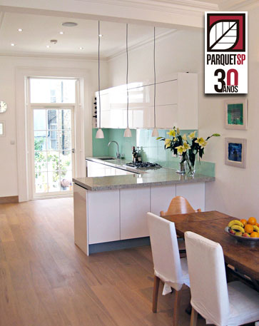 Cozinha com piso amadeirado estilo moderno