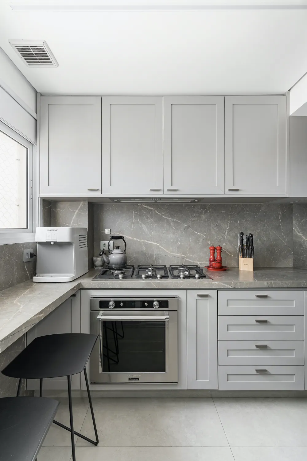 Cozinha integrada com porcelanato