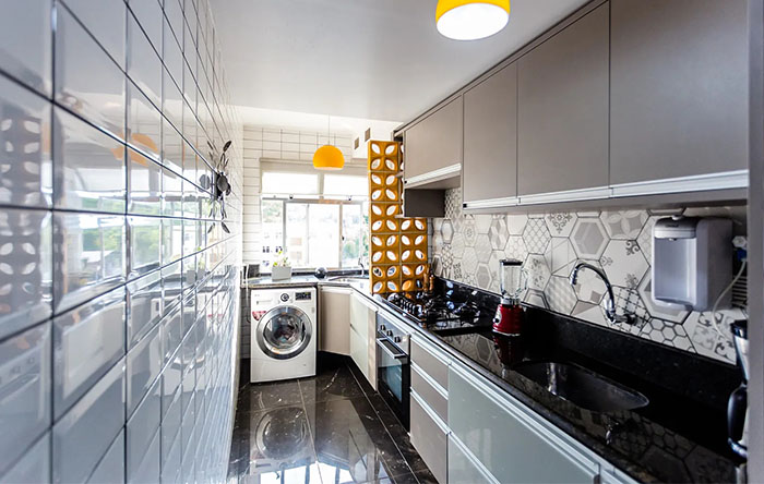 cozinha corredor estreita com mesa