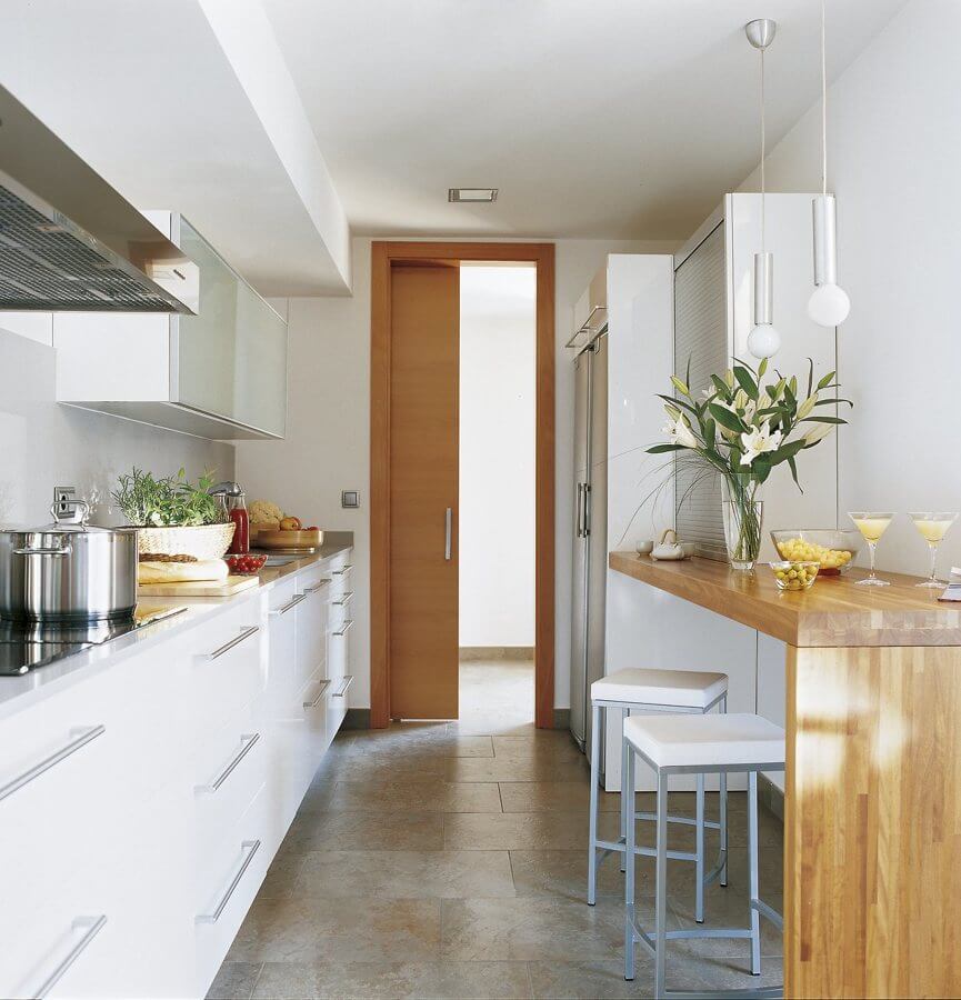 cozinha corredor estreita com porcelanato