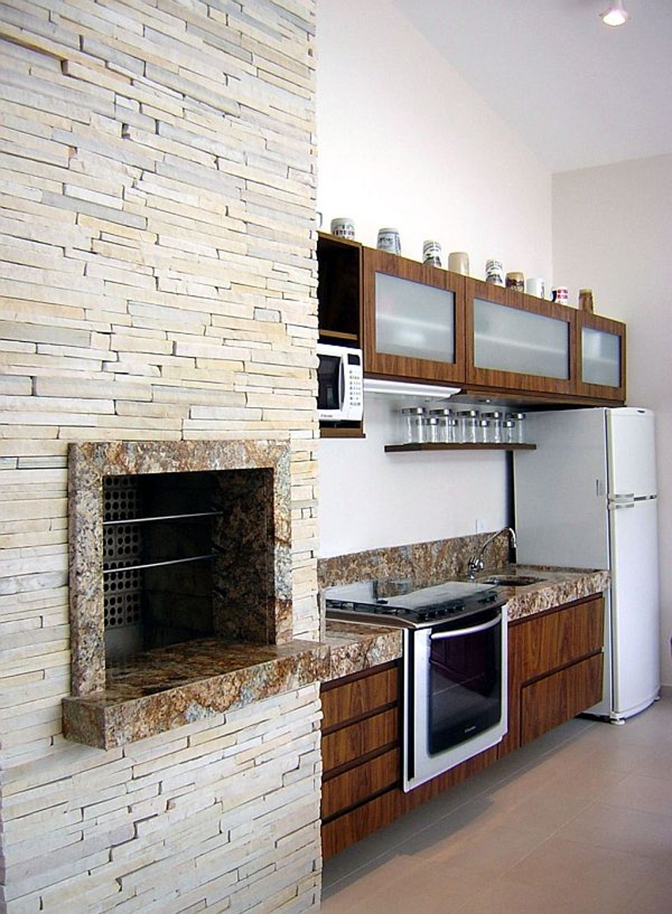 cozinha integrada com churrasqueira e área de serviço