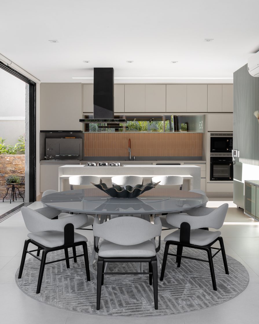 cozinha integrada com churrasqueira e sala pequena