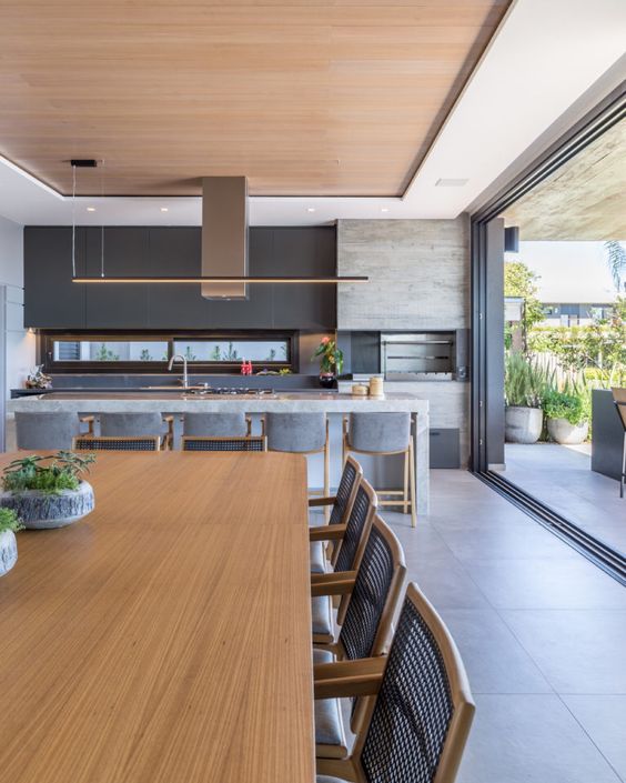 cozinha integrada com churrasqueira e sala de estar