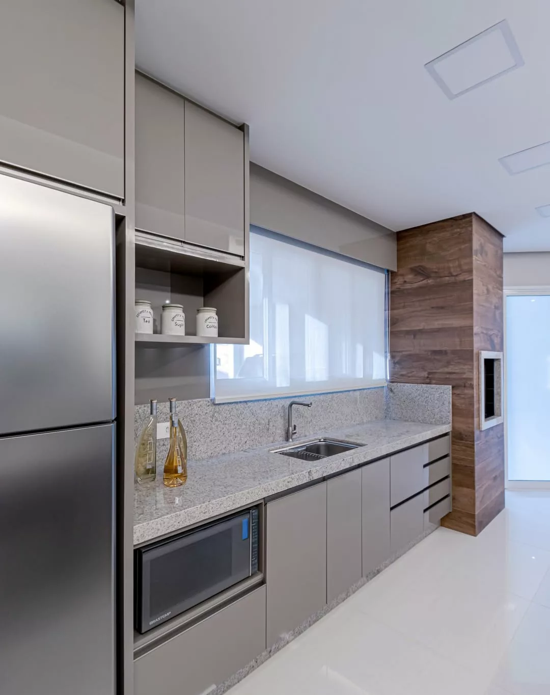 cozinha integrada com churrasqueira e varanda