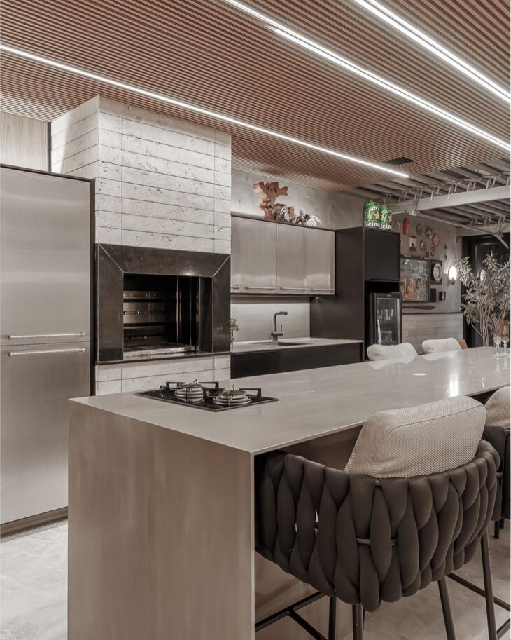 cozinha integrada com churrasqueira e sala de estar