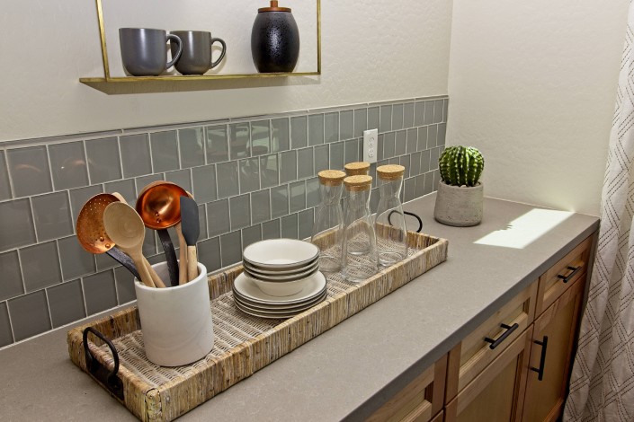 meia parede com nichos cozinha sala