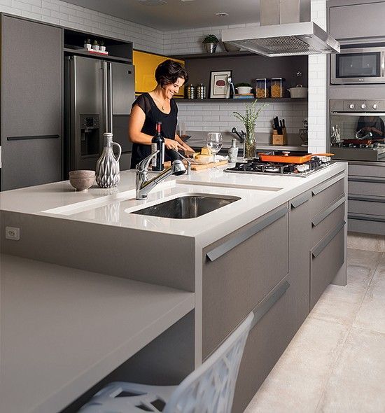 cozinha pequena com ilha e mesa
