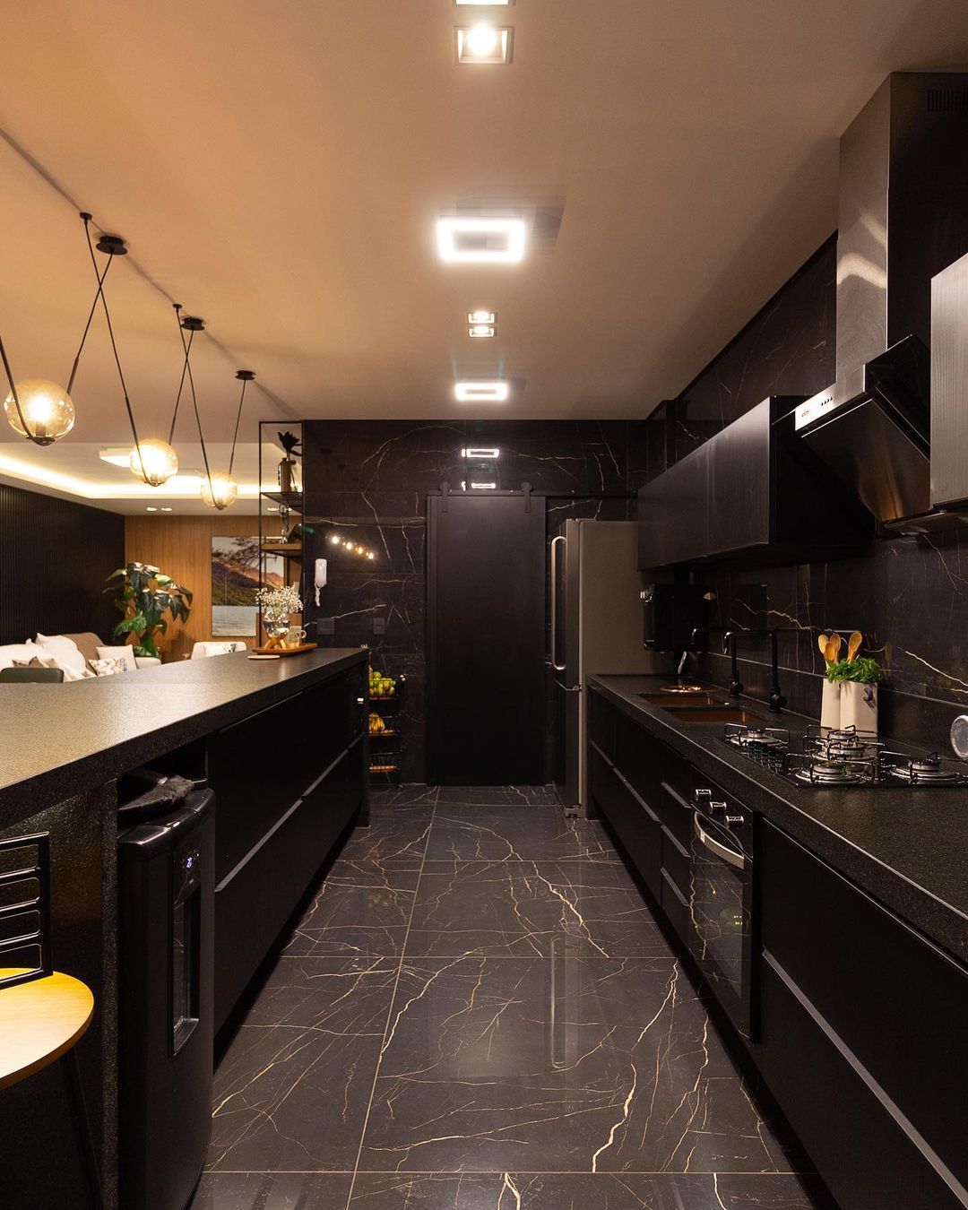 cozinha planejada preta com granito são gabriel