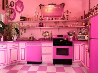 Cozinha rosa com bancada de quartzo