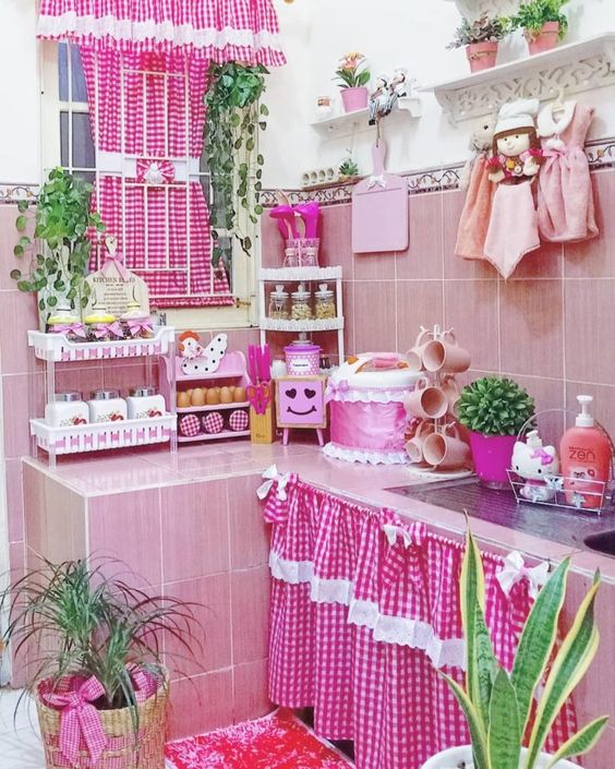 Cozinha rosa com armários superiores pretos