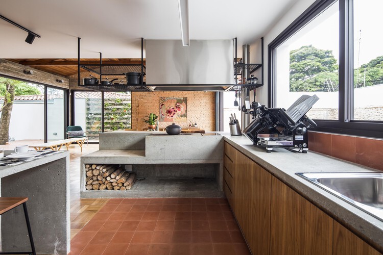 cozinha rústica pequena com fogão a lenha