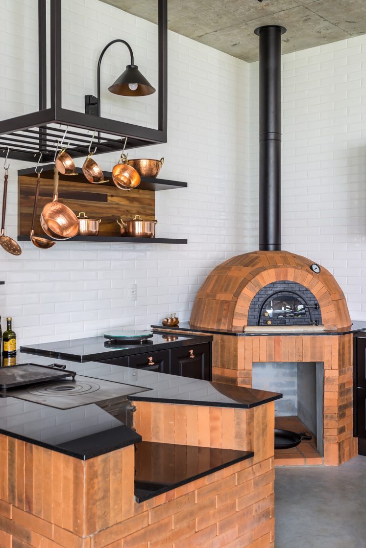 cozinha rústica com fogão a lenha e forno