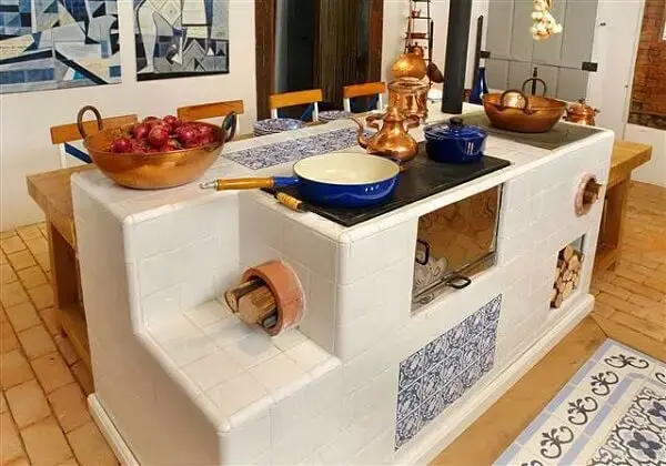 cozinha rústica com fogão a lenha e churrasqueira