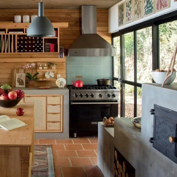 cozinha rústica com fogão a lenha e bancada