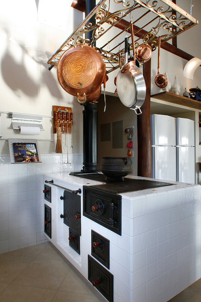 cozinha rústica com fogão a lenha de ferro