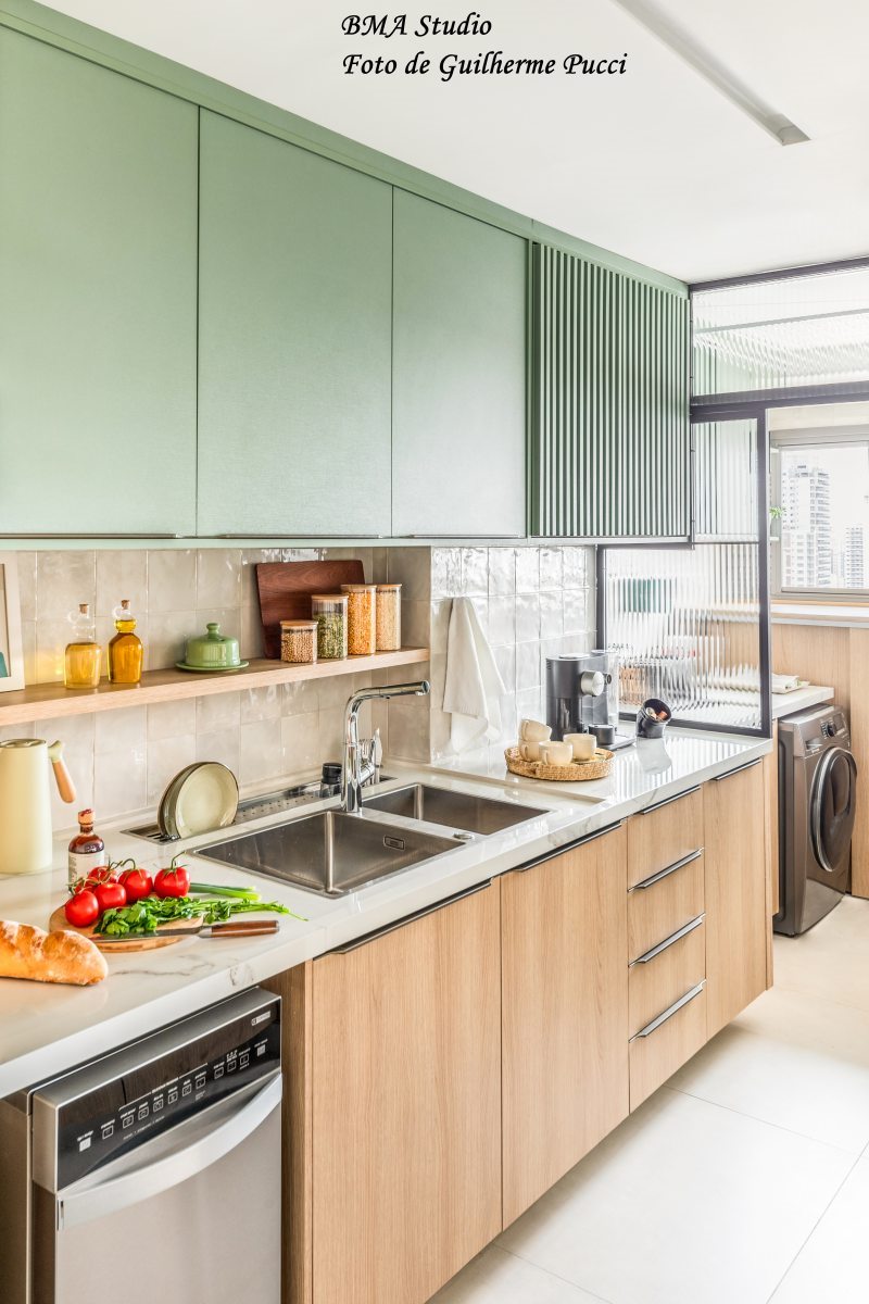 Cozinha com armário de madeira e detalhes verdes
