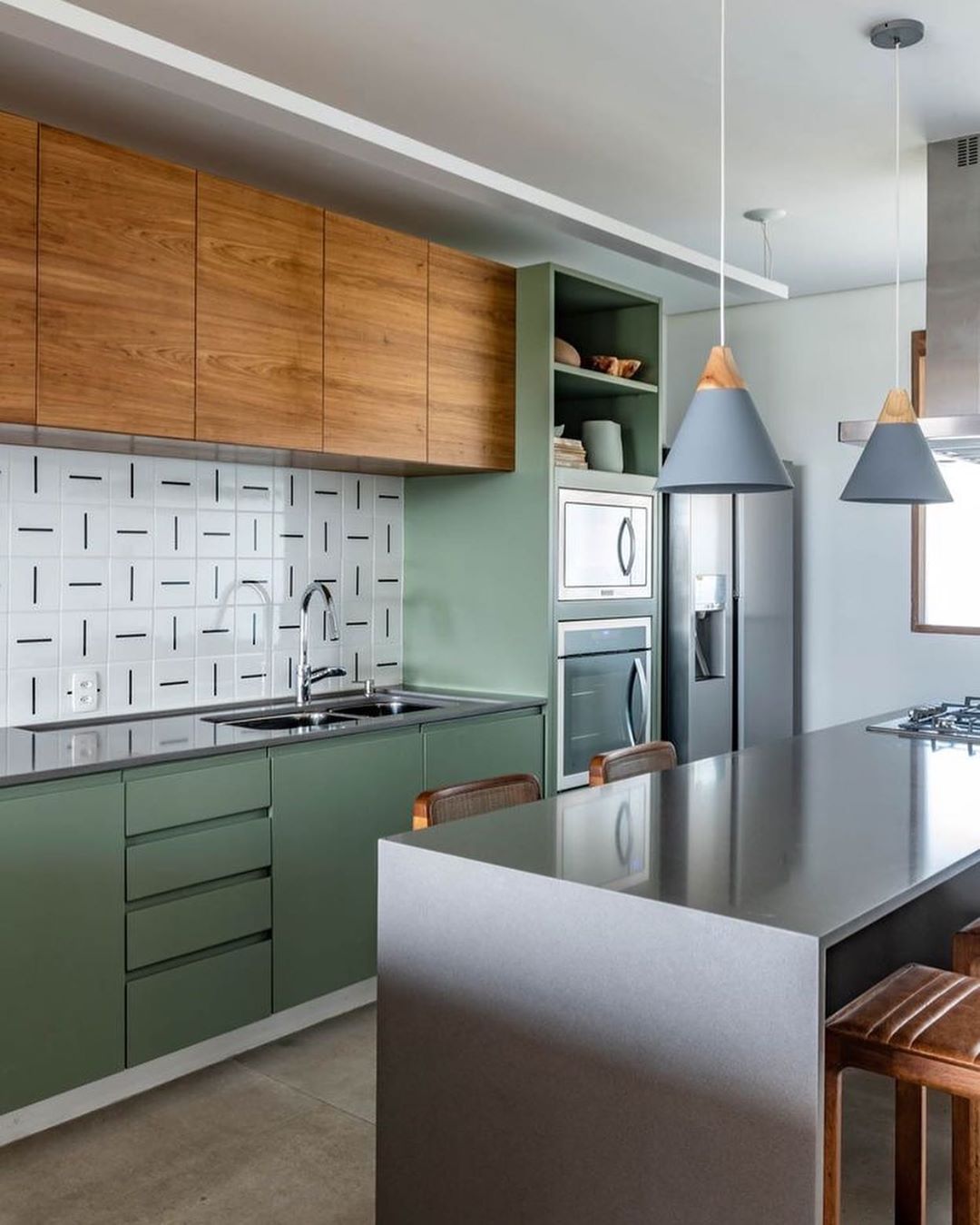 Cozinha verde com bancada de madeira