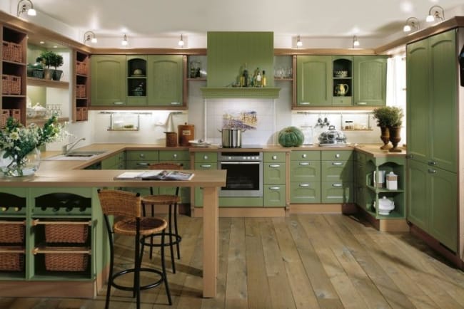 Cozinha verde eucalipto com madeira
